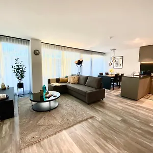  Apartment Glad Spot: - - Design - Netflix